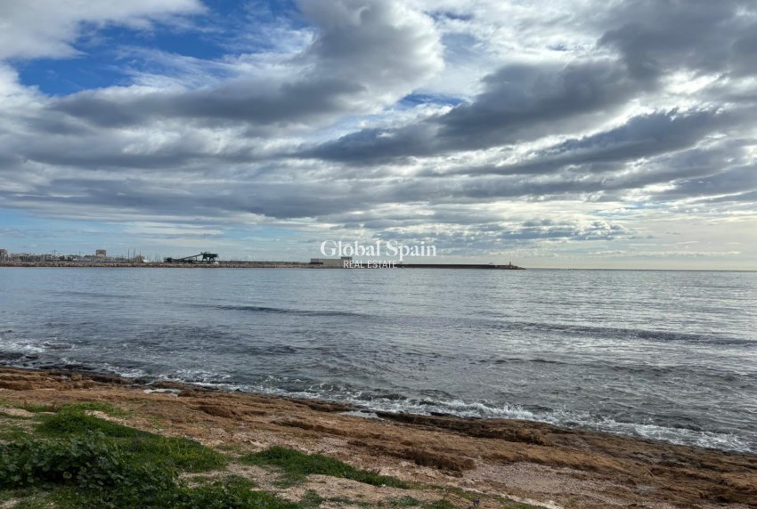 Revente - APPARTEMENT -
TORREVIEJA - Playa De Los Náufragos