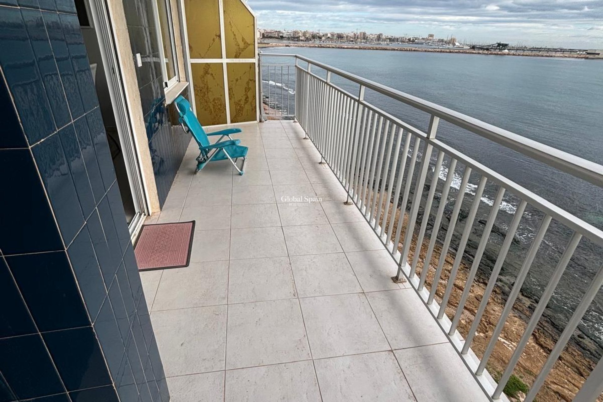 Revente - APPARTEMENT -
TORREVIEJA - Playa De Los Náufragos