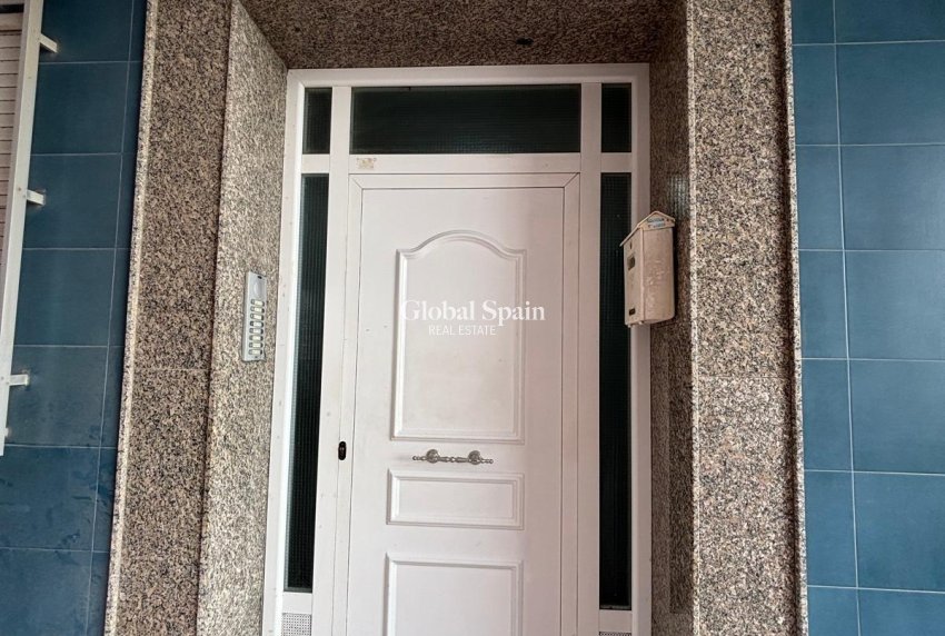 Revente - APPARTEMENT -
TORREVIEJA - Playa De Los Náufragos