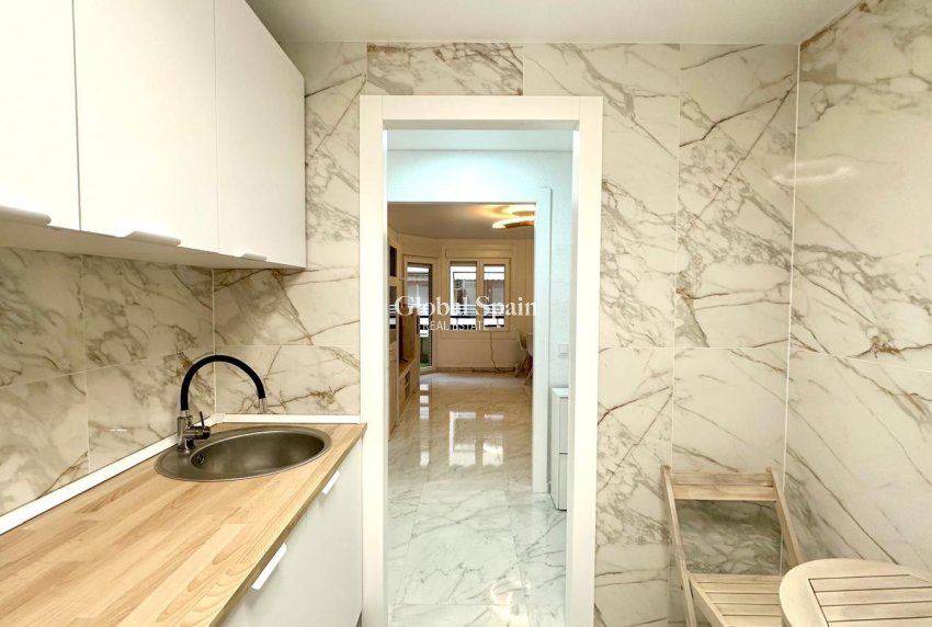 Revente - APPARTEMENT -
TORREVIEJA - Playa del Cura