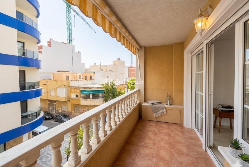 Revente - APPARTEMENT -
TORREVIEJA - Playa del cura