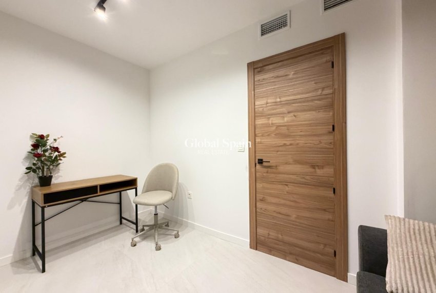 Revente - APPARTEMENT -
TORREVIEJA - Playa del Cura