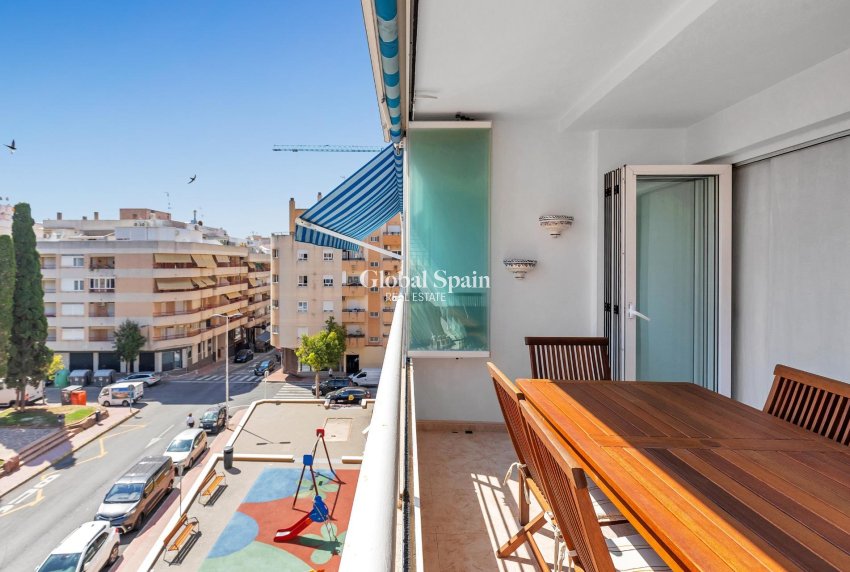 Revente - APPARTEMENT -
TORREVIEJA - Playa del cura