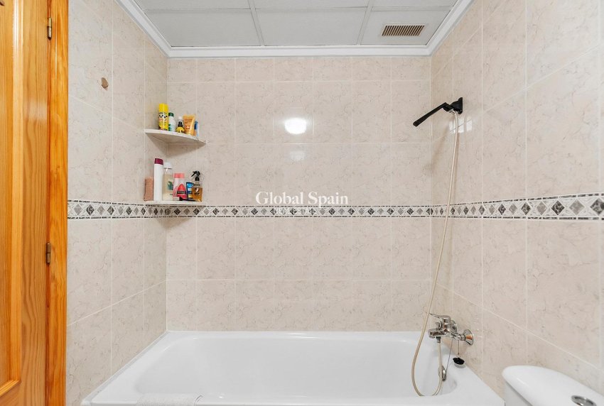 Revente - APPARTEMENT -
TORREVIEJA - Playa del cura