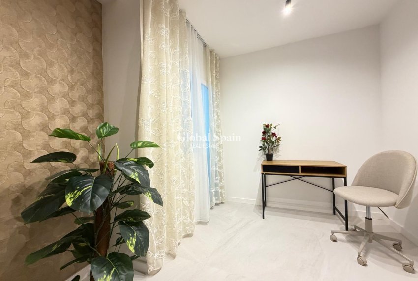 Revente - APPARTEMENT -
TORREVIEJA - Playa del Cura