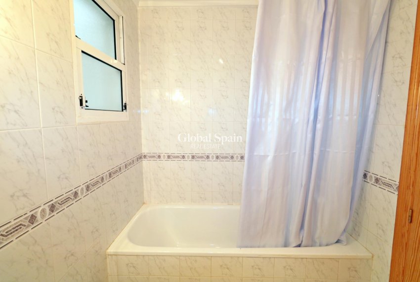 Revente - APPARTEMENT -
TORREVIEJA - Playa del Cura