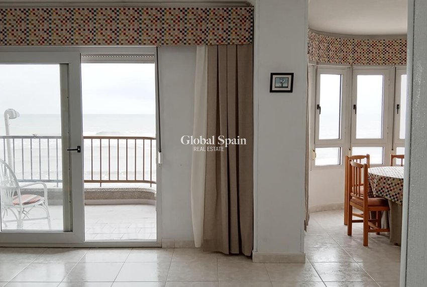 Revente - APPARTEMENT -
TORREVIEJA - PLAYA LOS LOCOS