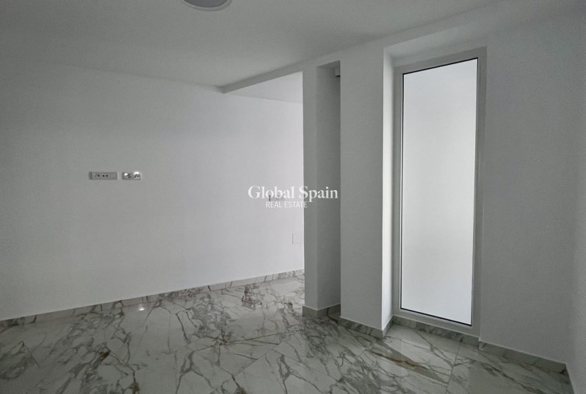 Revente - APPARTEMENT -
TORREVIEJA - PLAYA LOS LOCOS