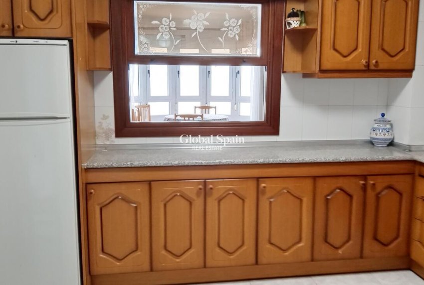 Revente - APPARTEMENT -
TORREVIEJA - PLAYA LOS LOCOS