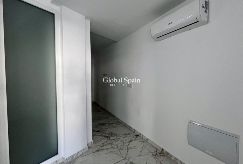 Revente - APPARTEMENT -
TORREVIEJA - PLAYA LOS LOCOS