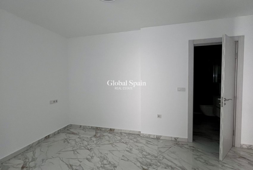 Revente - APPARTEMENT -
TORREVIEJA - PLAYA LOS LOCOS