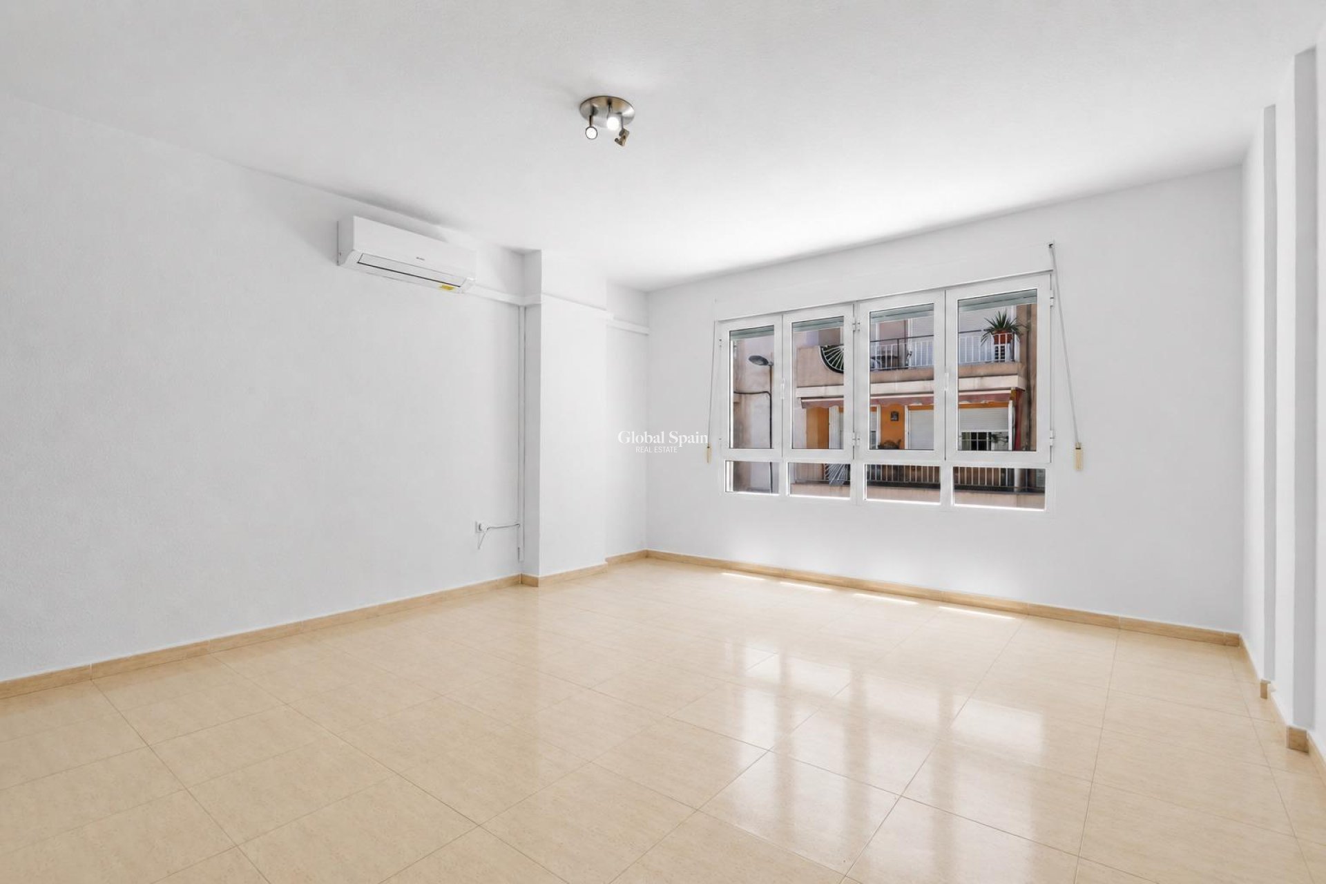 Revente - APPARTEMENT -
TORREVIEJA - Puerto Deportivo