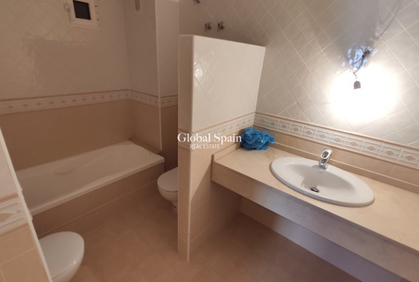 Revente - APPARTEMENT -
TORREVIEJA - Puerto