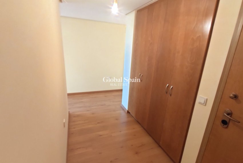 Revente - APPARTEMENT -
TORREVIEJA - Puerto