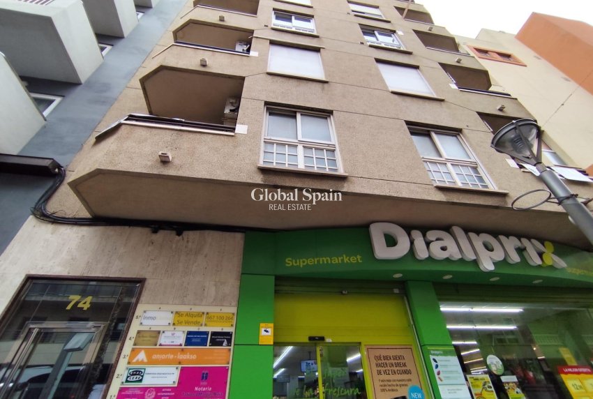 Revente - APPARTEMENT -
TORREVIEJA - Puerto