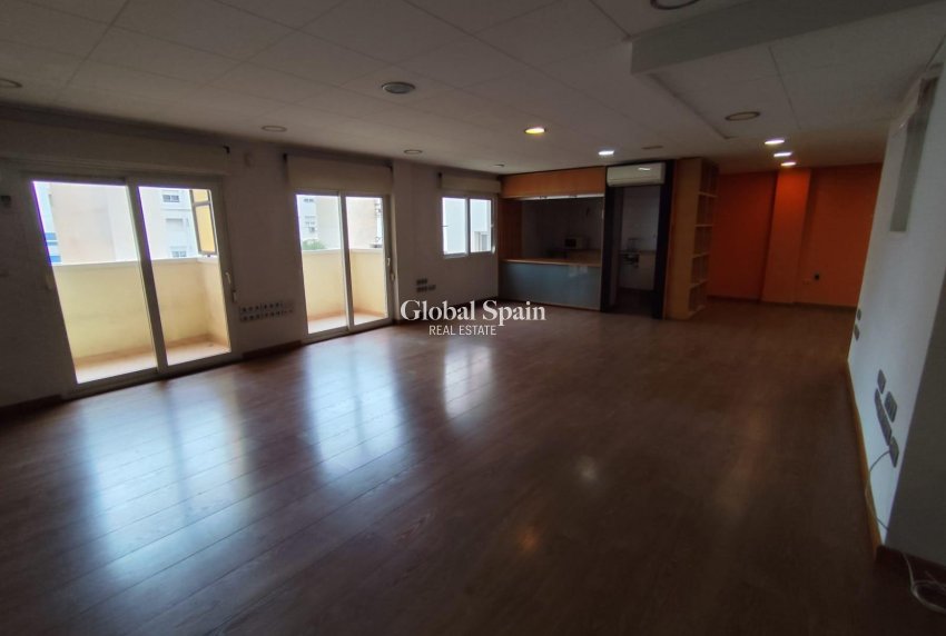Revente - APPARTEMENT -
TORREVIEJA - Puerto
