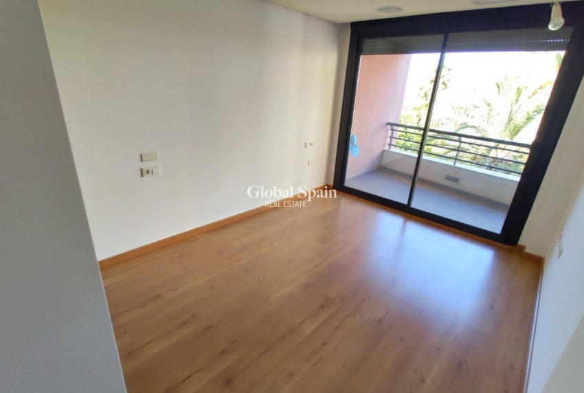 Revente - APPARTEMENT -
TORREVIEJA - Puerto