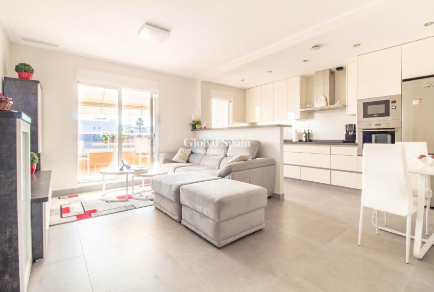 Revente - APPARTEMENT -
TORREVIEJA - Punta prima