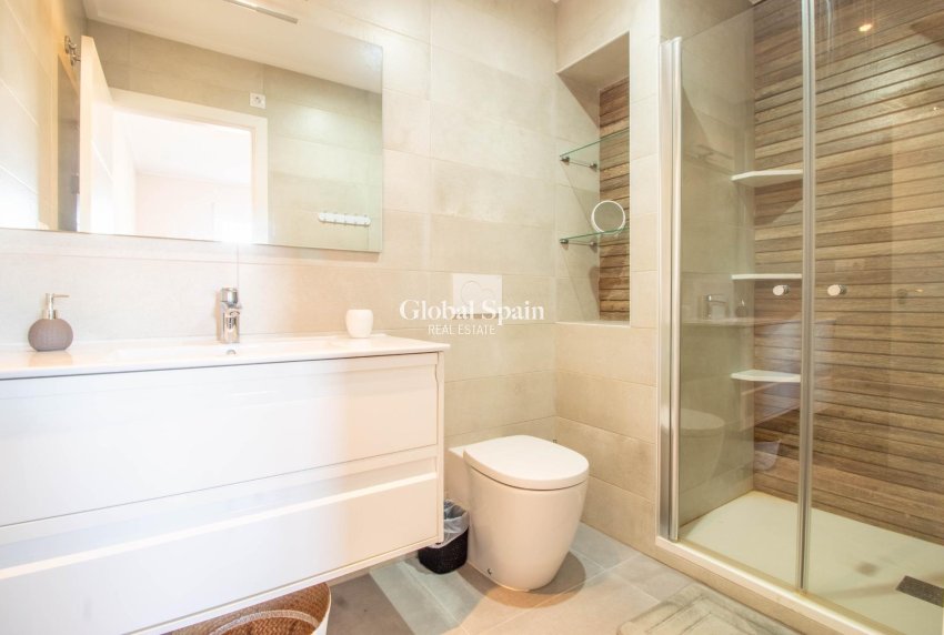 Revente - APPARTEMENT -
TORREVIEJA - Punta prima