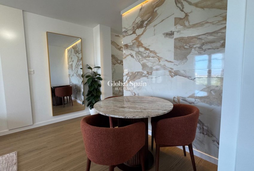 Revente - APPARTEMENT -
TORREVIEJA - Punta prima