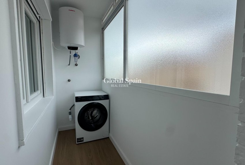 Revente - APPARTEMENT -
TORREVIEJA - Punta prima