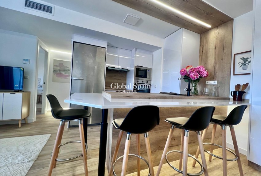 Revente - APPARTEMENT -
TORREVIEJA - Punta prima