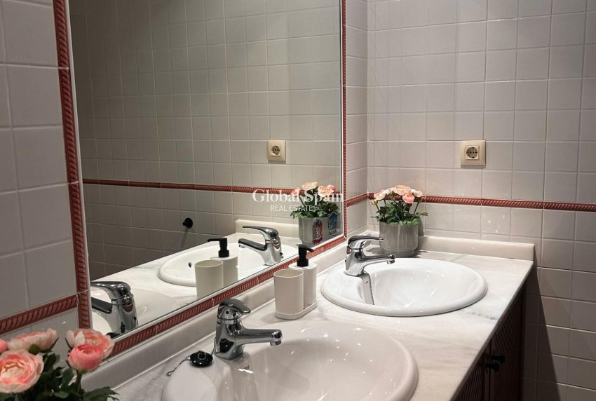 Revente - APPARTEMENT -
TORREVIEJA - Punta Prima