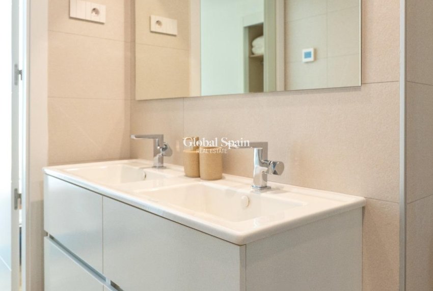 Revente - APPARTEMENT -
TORREVIEJA - Punta Prima