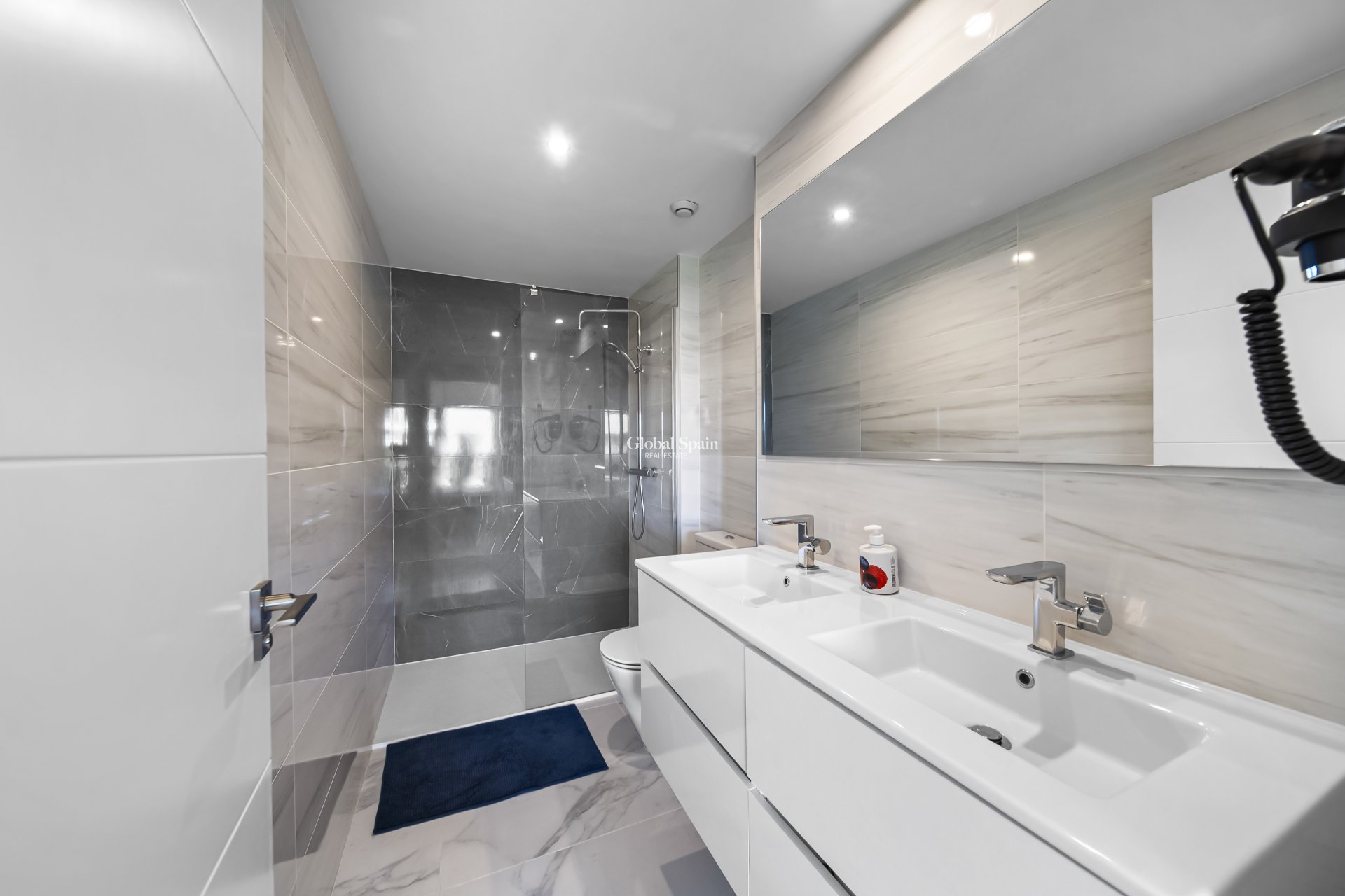 Revente - APPARTEMENT -
TORREVIEJA - Punta prima