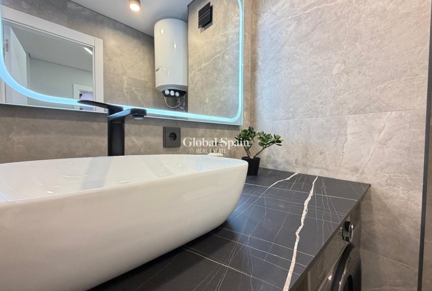 Revente - APPARTEMENT -
TORREVIEJA - Punta Prima