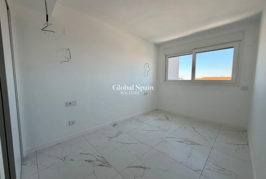 Revente - APPARTEMENT -
TORREVIEJA - Punta Prima