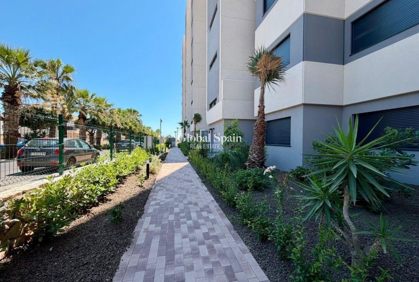Revente - APPARTEMENT -
TORREVIEJA - Punta Prima