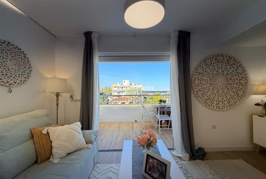 Revente - APPARTEMENT -
TORREVIEJA - Punta Prima