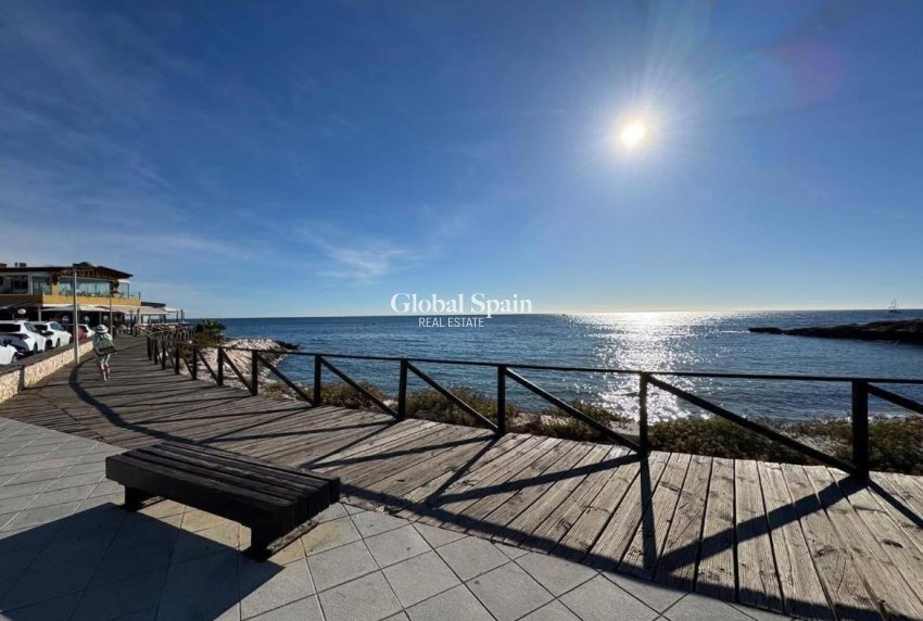 Revente - APPARTEMENT -
TORREVIEJA - Punta Prima