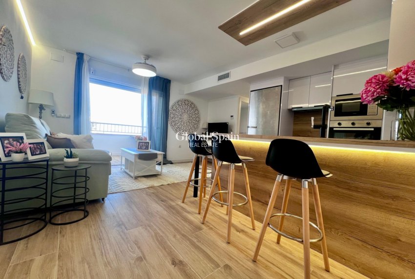 Revente - APPARTEMENT -
TORREVIEJA - Punta prima