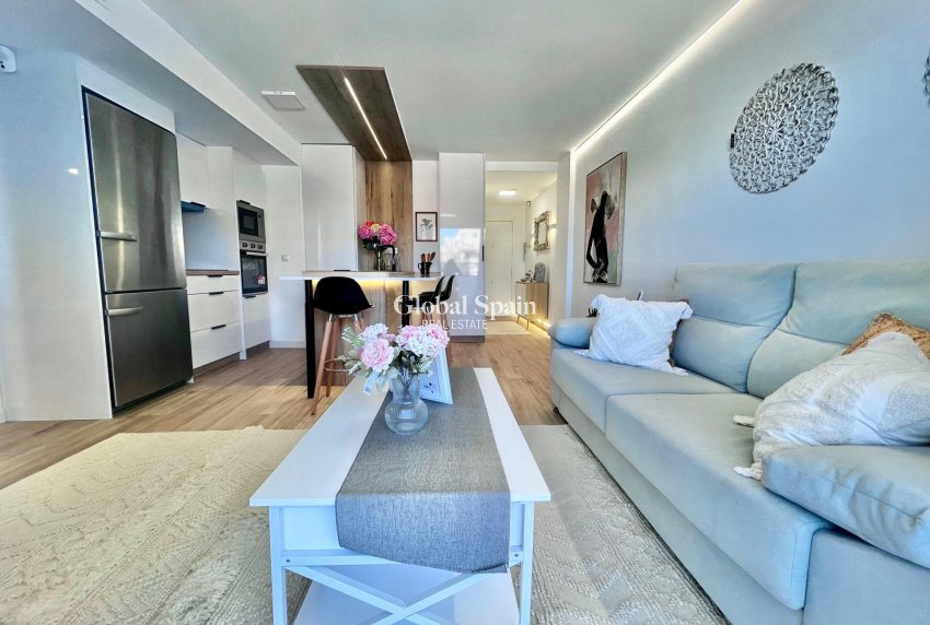 Revente - APPARTEMENT -
TORREVIEJA - Punta prima