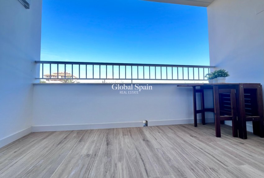 Revente - APPARTEMENT -
TORREVIEJA - Punta prima