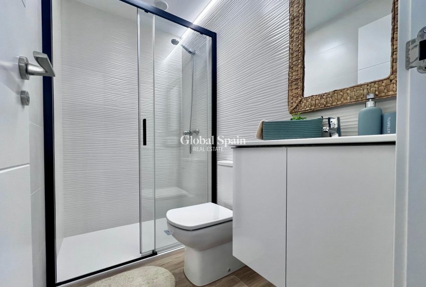 Revente - APPARTEMENT -
TORREVIEJA - Punta prima