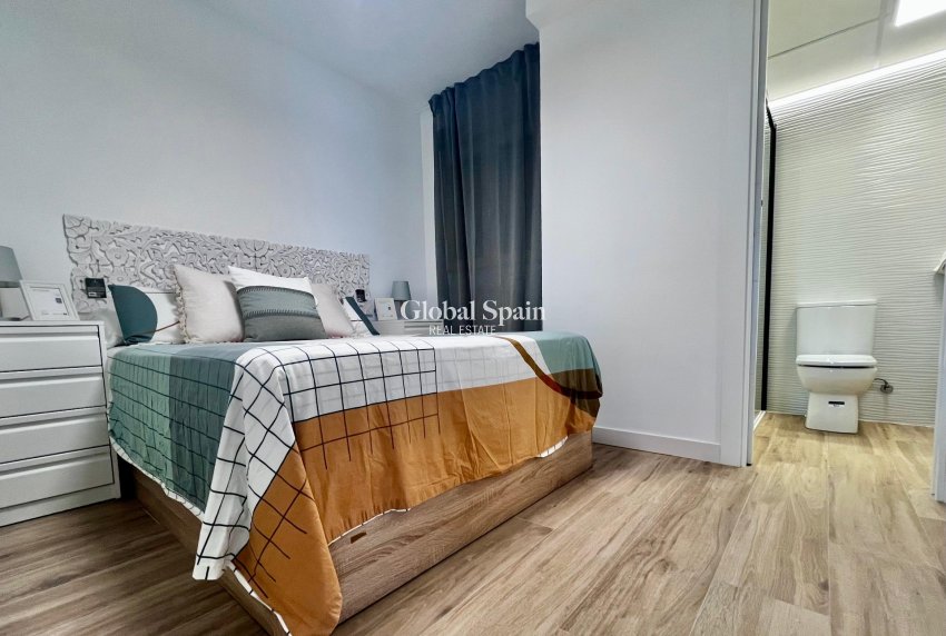 Revente - APPARTEMENT -
TORREVIEJA - Punta prima