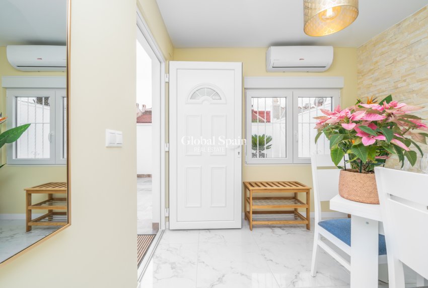 Revente - APPARTEMENT -
TORREVIEJA - Torreta
