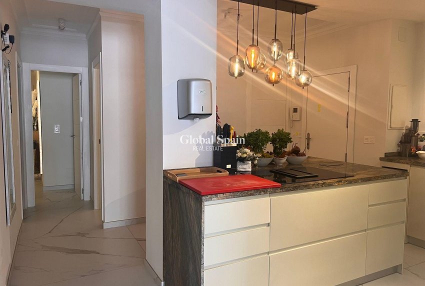 Revente - APPARTEMENT -
TORREVIEJA - Torrevieja