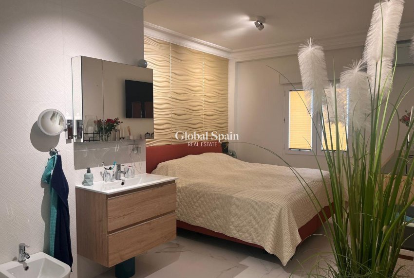 Revente - APPARTEMENT -
TORREVIEJA - Torrevieja