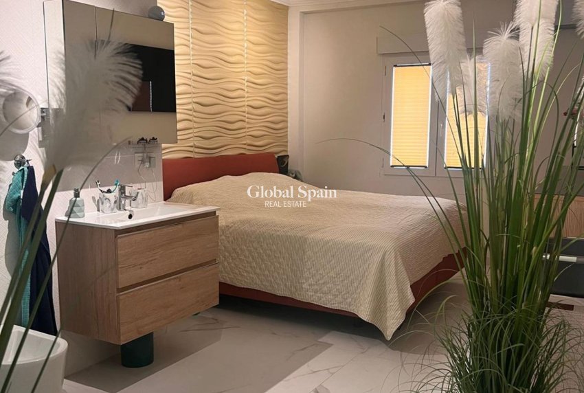 Revente - APPARTEMENT -
TORREVIEJA - Torrevieja