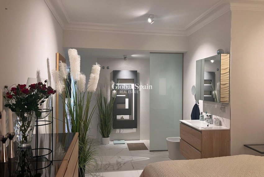 Revente - APPARTEMENT -
TORREVIEJA - Torrevieja