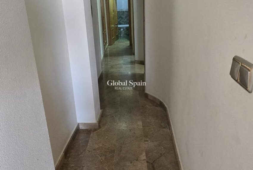 Revente - APPARTEMENT -
TORREVIEJA - Torrevieja