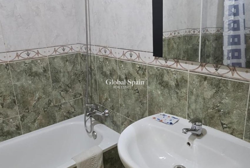 Revente - APPARTEMENT -
TORREVIEJA - Torrevieja