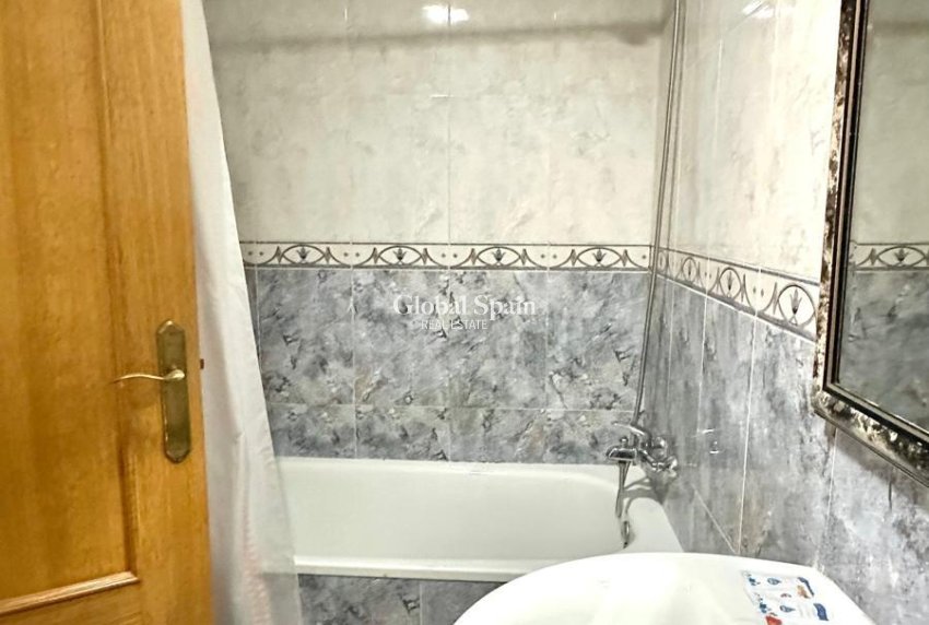 Revente - APPARTEMENT -
TORREVIEJA - Torrevieja