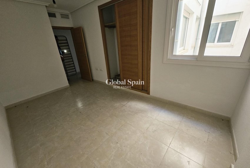 Revente - APPARTEMENT -
TORREVIEJA - Torrevieja