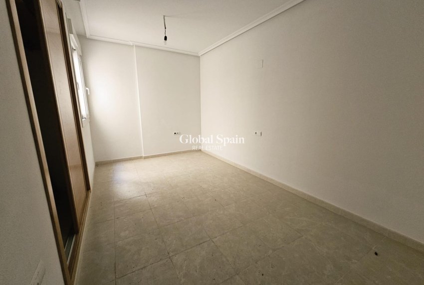 Revente - APPARTEMENT -
TORREVIEJA - Torrevieja