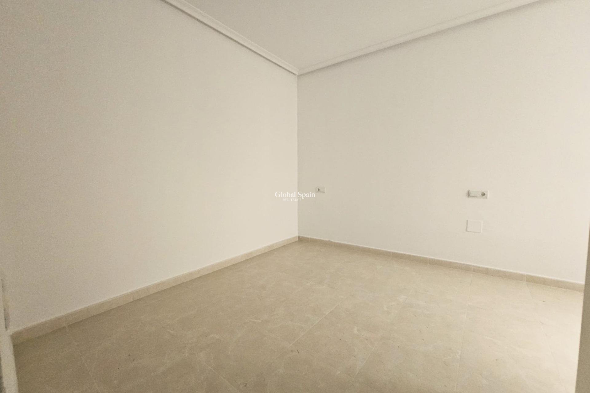 Revente - APPARTEMENT -
TORREVIEJA - Torrevieja